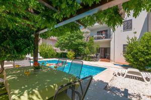 Bazén v ubytování Apartments Ljiljana nebo v jeho okolí