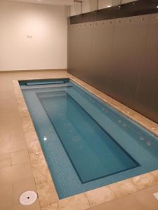 Una gran piscina en una habitación con en Minimalistic and modern decore 1B apartment Polanco, en Ciudad de México