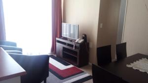 a living room with a television and a table at Departamentos Rohe in Puerto Montt