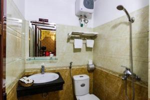 une salle de bain avec toilettes, lavabo et douche dans l'établissement KHÁCH SẠN SEN VÀNG, à Lào Cai 36 autres photos