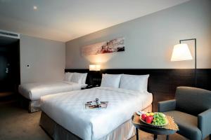 Rúm í herbergi á Platinum Hotel