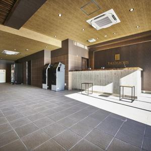 una hall con due frigoriferi in un edificio di The Celecton Kitamoto Ekimae a Kitamoto