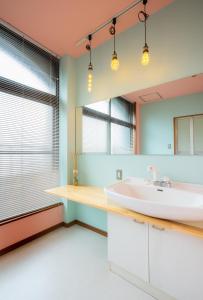 松山的住宿－3LDK Denchi，一间带水槽和镜子的浴室