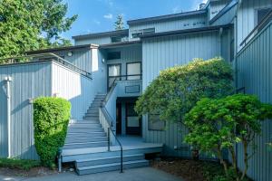 una casa con escaleras que conducen a la puerta principal en Birch Bay waterfront condo - Lofted layout & steps from beach, en Blaine