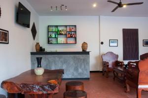 TV a/nebo společenská místnost v ubytování Private Boutique Home with Pool, The Fin Inn