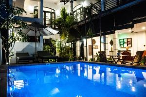 een groot blauw zwembad in een gebouw bij Private Boutique Home with Pool, The Fin Inn in Siem Reap