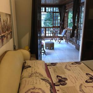 um quarto com uma cama e vista para um alpendre em Augusta Jardins Home em São Paulo