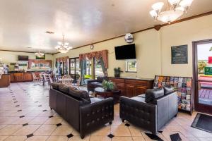 a lobby with couches and a bar and a restaurant at Budget Inn Anaheim / Santa Fe Springs in Norwalk