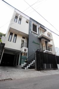 un edificio blanco con escaleras delante en LeGreen Suite Setiabudi, en Yakarta