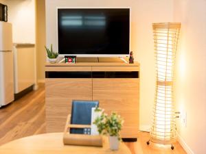 sala de estar con TV en un centro de entretenimiento en TRIP POD TSUMASHOJI, en Fukuoka 54 fotos más