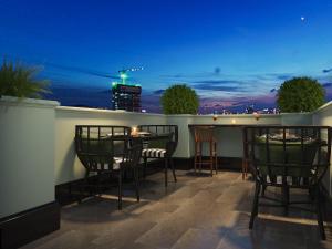 Rõdu või terrass majutusasutuses Hanoi La Selva Central Hotel & Spa