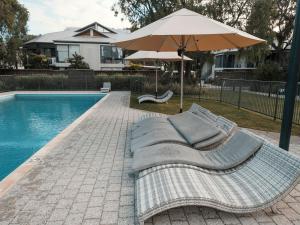 Bazén v ubytování FortyOne - Oceanside Retreat Busselton nebo v jeho okolí