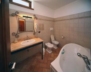 モンタルチーノにあるVilletta Capriliのバスルーム(バスタブ、洗面台、トイレ付)
