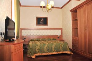 Rúm í herbergi á Hotel Borgo Don Chisciotte