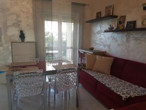 - un salon avec un canapé, une table et des chaises dans l'établissement Casa BOVA, à Pizzo