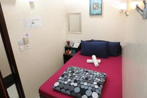 um quarto com uma cama com uma cruz em Icon Inn em Hong Kong