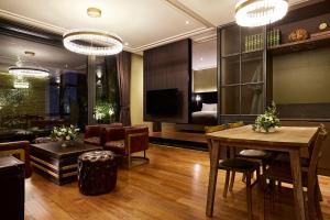 a living room with a table and a couch at 9 Brick Hotel in Seoul