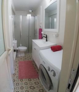 W łazience znajduje się pralka i umywalka. w obiekcie Charming beach 2 room flat w mieście Hajfa