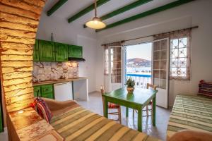 a kitchen and dining room with a table in a room at Elpiniki in Alinda