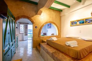 Gallery image of Elpiniki in Alinda +138 photos