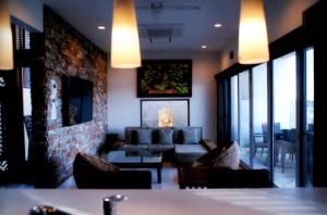 - un salon avec un canapé et un mur en briques dans l'établissement INDIGO GEO HOUSE #Ds1, à Tottori