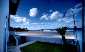 INDIGO GEO HOUSE #Ds1 في توتوري: اطلالة على الشاطئ من شرفة المنزل