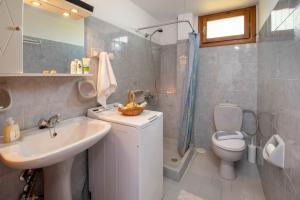 Koupelna v ubytování Voula Apartments + 13 fotografií