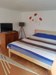 een slaapkamer met een bed met rode bloemen aan de muur bij YOYO Zurli Park in Reşiţa