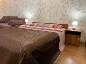 アンガルスクにあるАпартаменты LUX в центреのベッドルーム(ベッド1台、ソファ付)