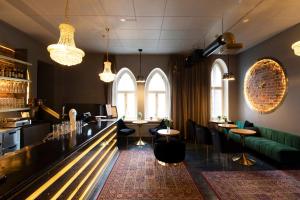 un restaurant avec un bar, des chaises et des fenêtres dans l'établissement Opiston Kunkku, à Lahti