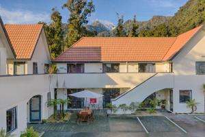 uma vista exterior de uma casa com telhados laranja em Bella Vista Motel Franz Josef Glacier em Franz Josef