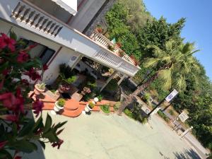 una vista sul tetto di una casa con piante e alberi di B&B Primerano SP73 a Soriano Calabro