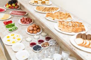 un buffet con muchos platos de comida en una mesa en ART Hotel en Tashkent