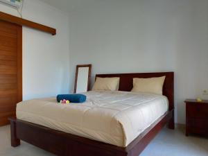 A bed or beds in a room at Lala Homestay Bingin