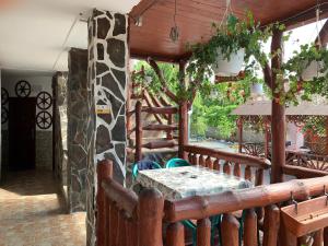 porche de madera con mesa y valla de madera en Pensiunea Robi&Norbi Sovata, en Sovata