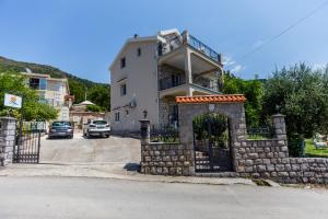 ein Haus mit einem Steintor vor einer Straße in der Unterkunft Sunny Nest Apartments in Kotor