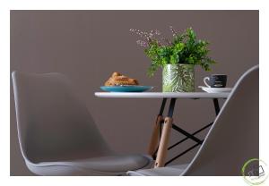 uma mesa com um prato de comida e um vaso de flores em Irini Apartment Piskopiano, Hersonissos #2 em Hersonissos