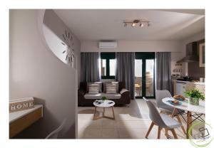 Irini Apartment Piskopiano, Hersonissos #2 في خيرسونيسوس: غرفة معيشة مع أريكة وطاولة