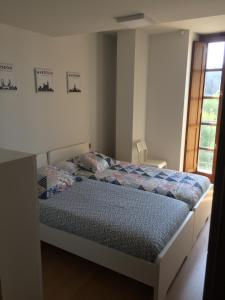 - une chambre avec un lit dans une pièce dotée d'une fenêtre dans l'établissement PLAZA, à Segura