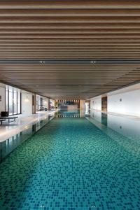 東莞的住宿－東莞東城國際酒店，一座大楼内一座带瓷砖地板的游泳池