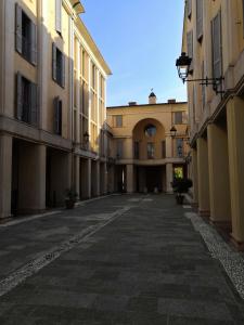 une allée vide dans un bâtiment abritant des bâtiments dans l'établissement A casa dalla Fra, à Castelfranco Emilia
