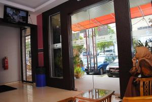 une entrée à un magasin avec une porte en verre ouverte dans l'établissement Marjan Hotel Sdn Bhd, à Cukai