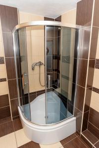 y baño con ducha y puerta de cristal. en Privát U Mara, en Poprad