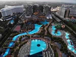 Bazén v ubytování Limak Lara Deluxe Hotel & Resort Antalya nebo v jeho okolí