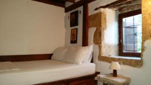 Llit o llits en una habitació de Bendeni Cottage