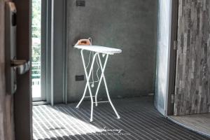 un tavolo bianco in una stanza accanto a una porta di Asleep by Lantana a Pattaya North