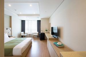 En TV eller et underholdningssystem på Crown Harbor Hotel Busan