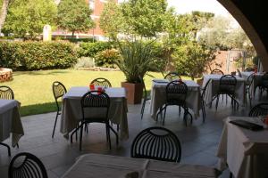 un grupo de mesas y sillas en un restaurante en Ariete, en Ponsacco