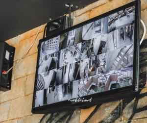 En tv och/eller ett underhållningssystem på Asleep by Lantana