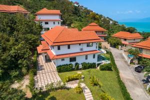 una vista aérea de una casa con techo naranja en Villa Heaven Tongson Bay Beach, en Thong Son Beach